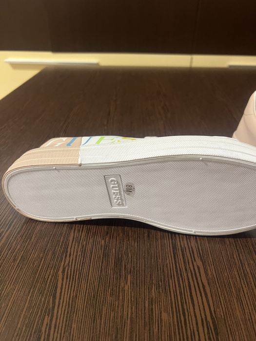 Adidași sport, Guess