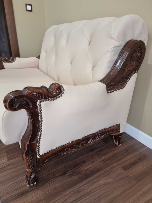 Диван с дърворезбовани елементи