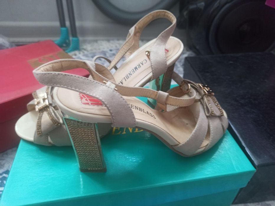 Аяқ киімдер сатылады