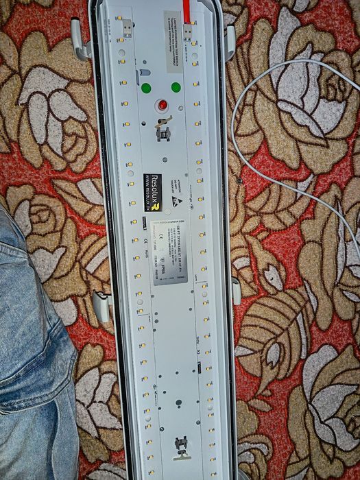 Lampi led cu iluminat de urgență.