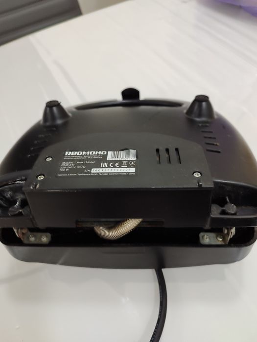 Электровафельница фирма Redmond