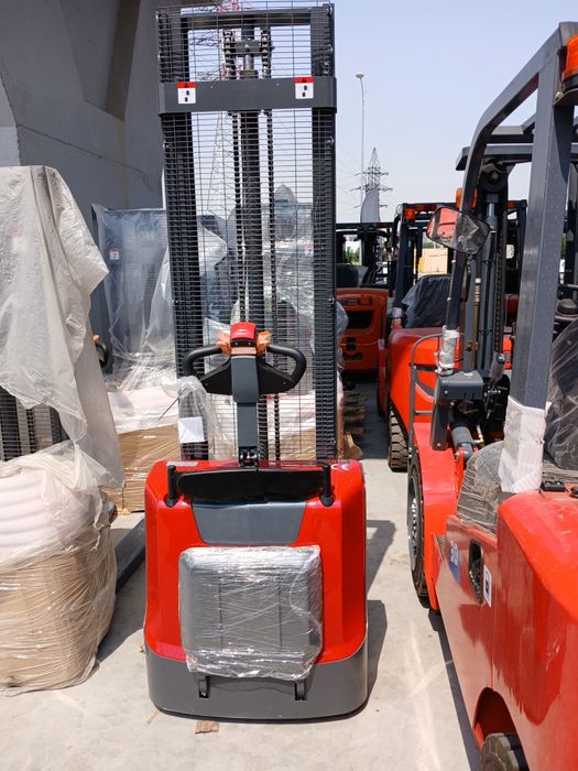 Электрический самоходный штабелёр с платформой 1.5 тонный