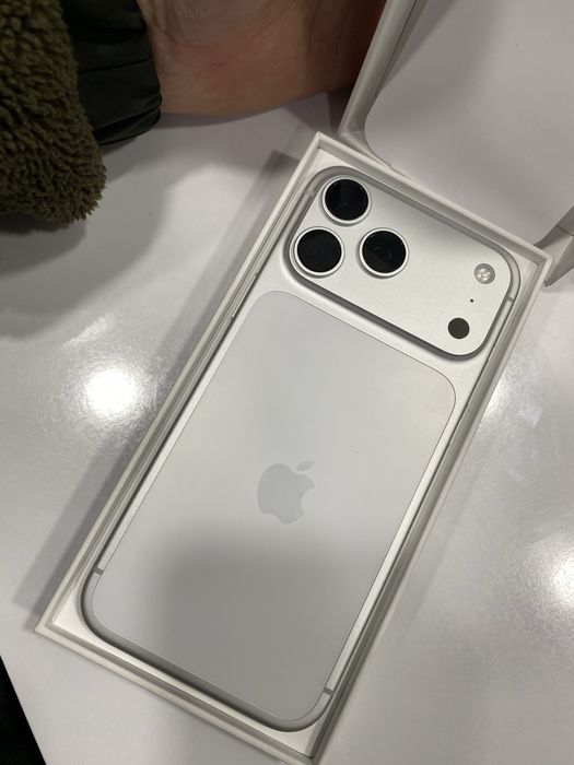 Iphone 17pro max yangi