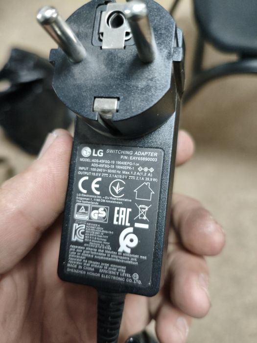 19 volt 2.1 amper zaryatchik orginal