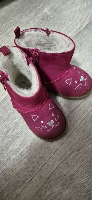 Детская обувь продается