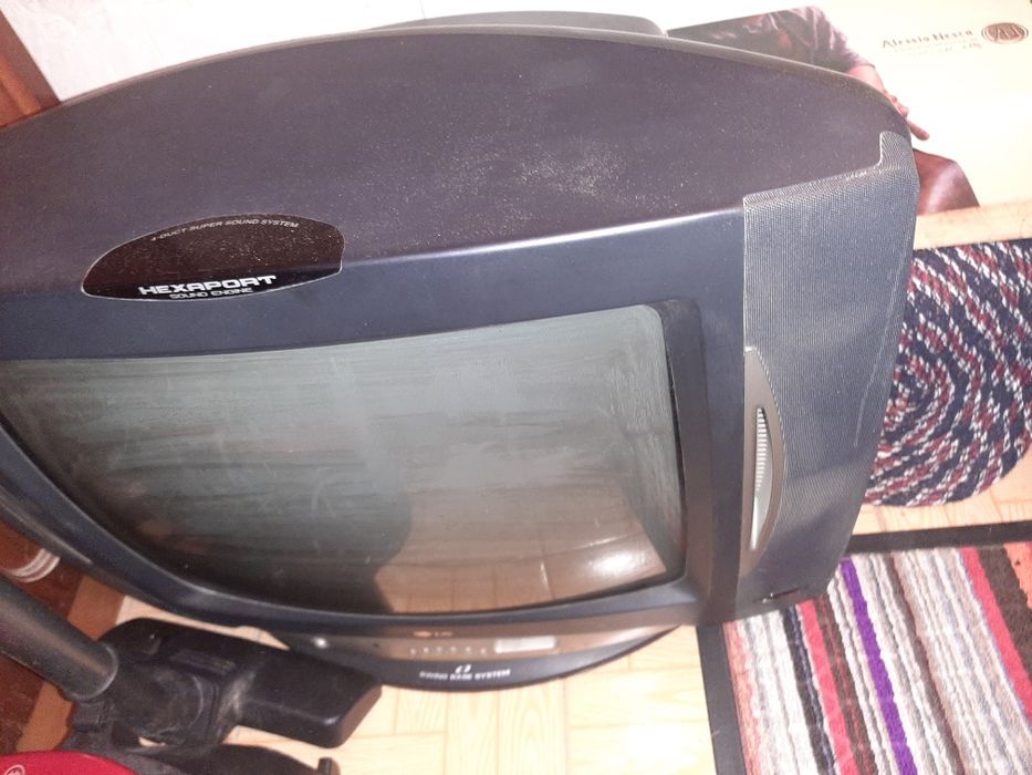 Телевизор LG золотой глаз