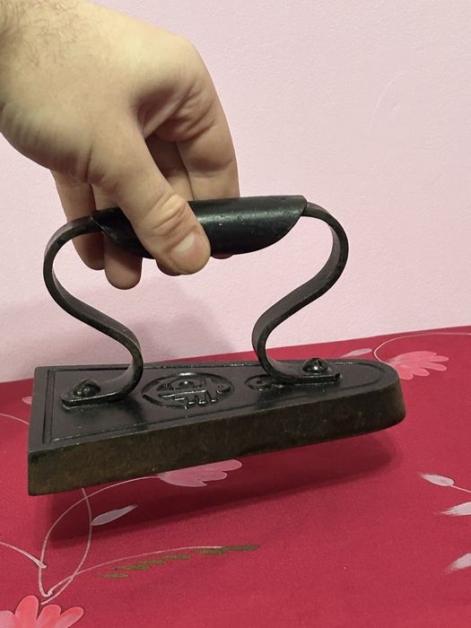 Fier de călcat vintage din metal