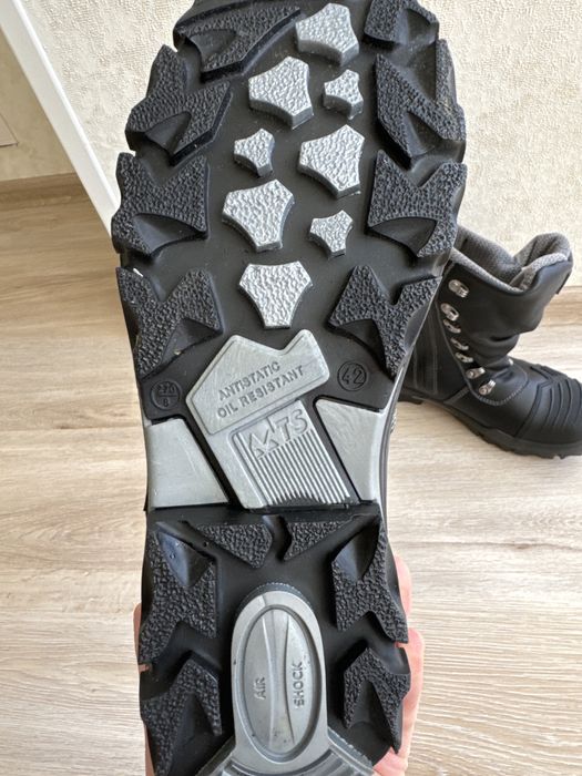 Продаются спецботинки