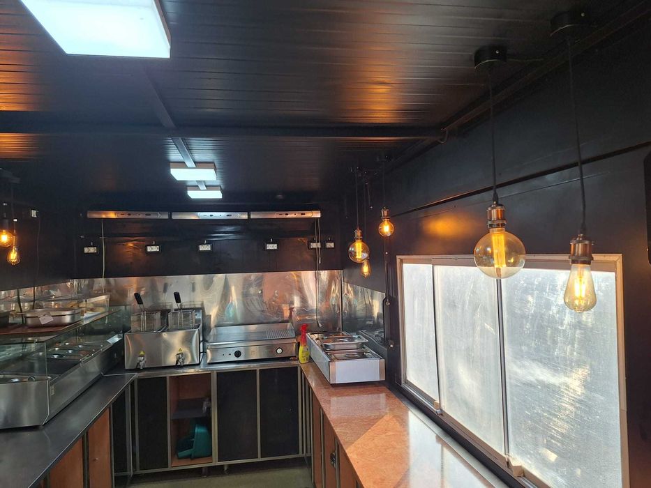 Rulotă fast food complet echipată.