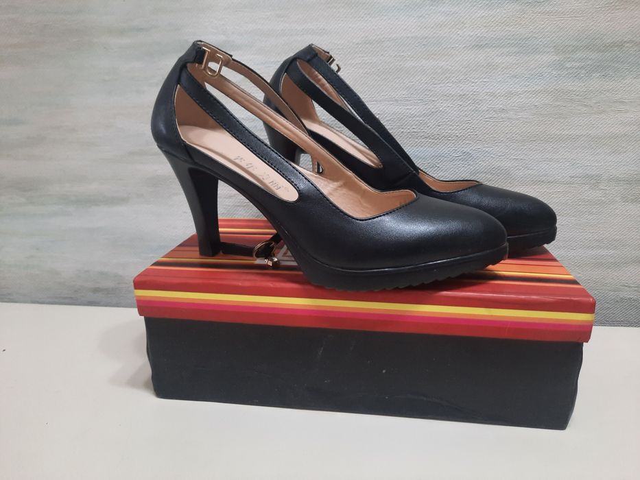 Кожаные босоножки,  37