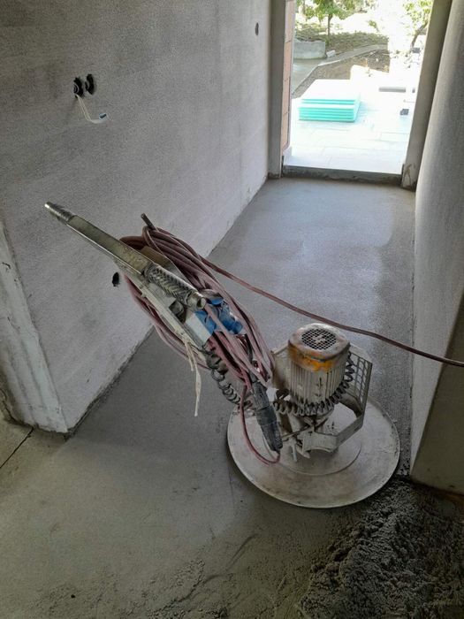 Машинно полагане на подови замазки