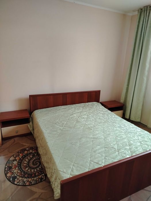 Кровать и 2 тумбы