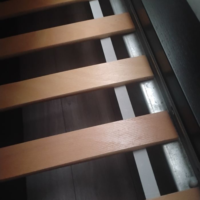 Vând 2 paturi Ikea 90x200 cu saltele și sertare incluse