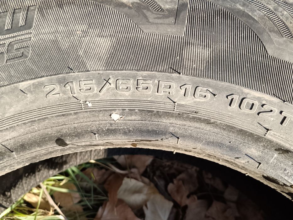 Продам 2 шины 215/65/16