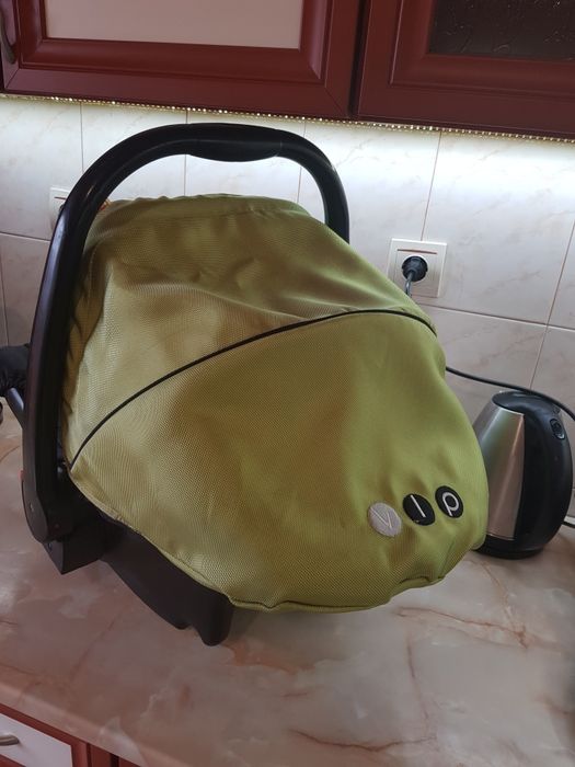 Бебешки шезлонг и бебешка кошница за кола