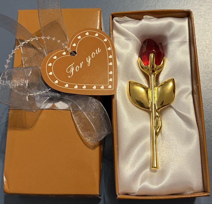 Trandafir din cristal în cutie elegantă – cadou deosebit.