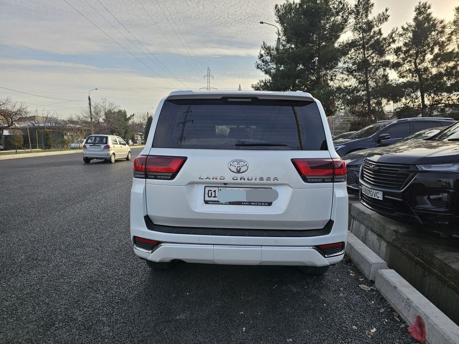 TOYOTA LAND CRUISER. 300. 3.5 Tvin turbo. Yili 2023. Yurgani 36000