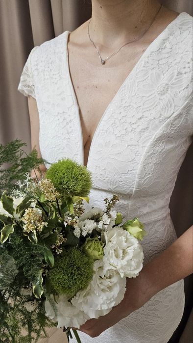 Бяла булчинска рокля по тялото, дантела