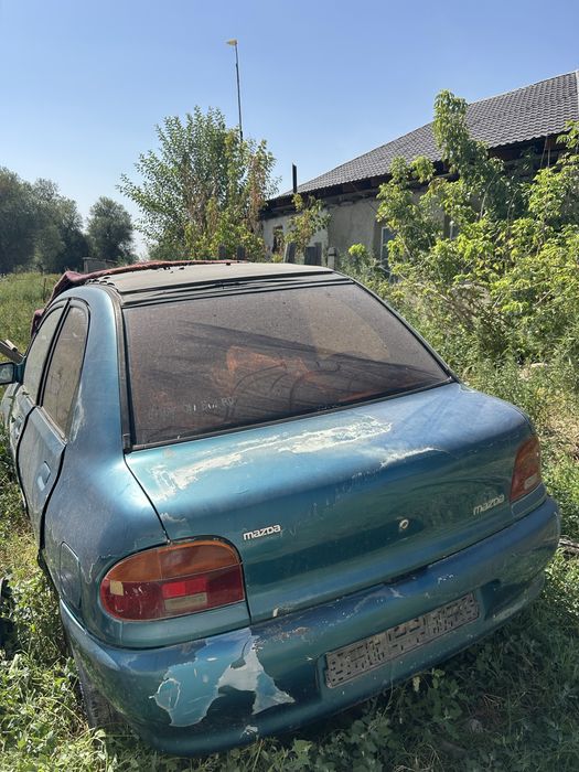 Машина Mazda 121