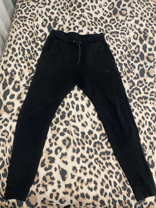 Pantaloni nike tech