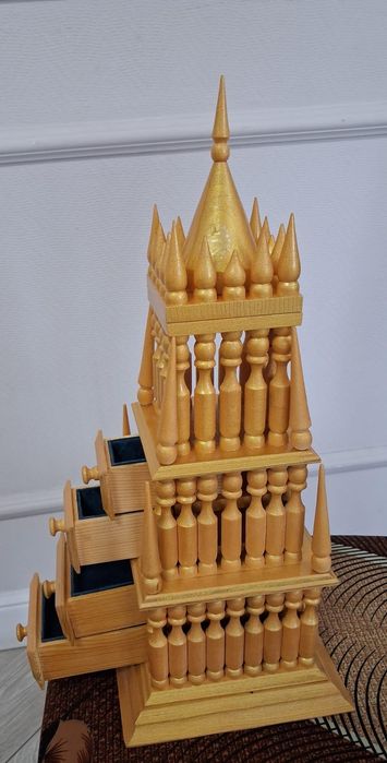 Шкатулка ручной работы из дерева в форме дворца.
