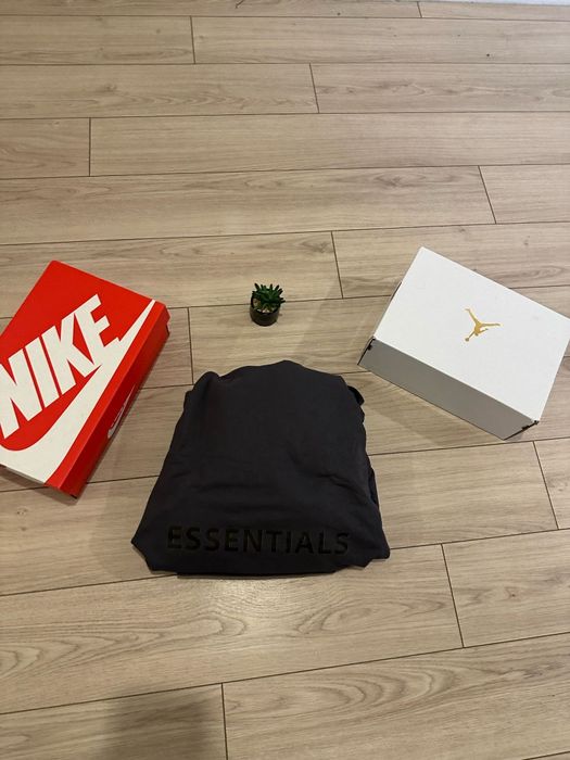Vând urgent bluza essentials fear of god