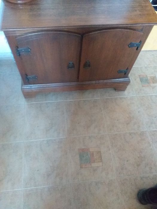 Мебели от масив  комлект маса,4стола,скрин и 2 малки шкафа