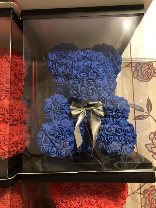 Figurina ursulet din trandafiri de spuma in cutie de 40 cm 150 lei