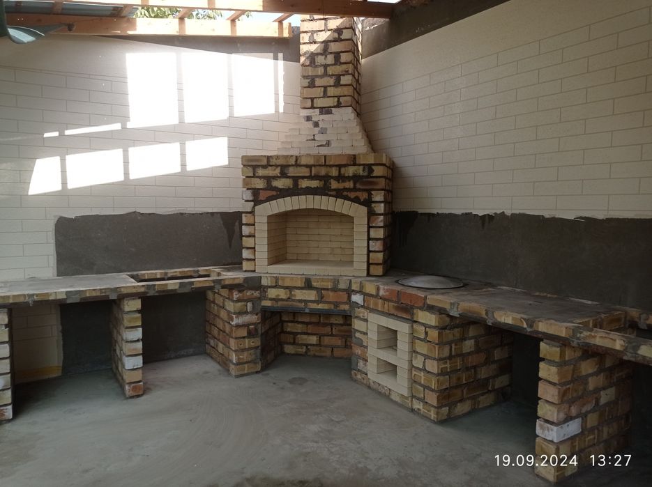 Летняя кухня барбекю очаг камин.