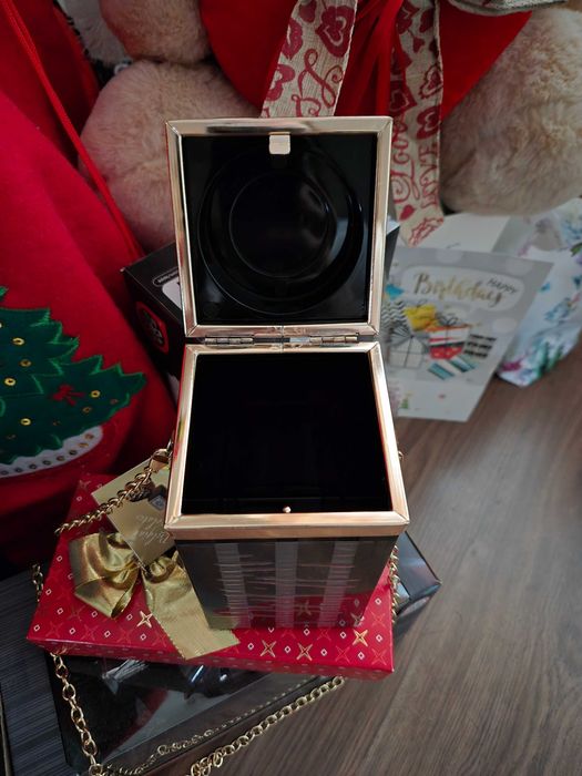 Нова лачена чанта с форма на червило