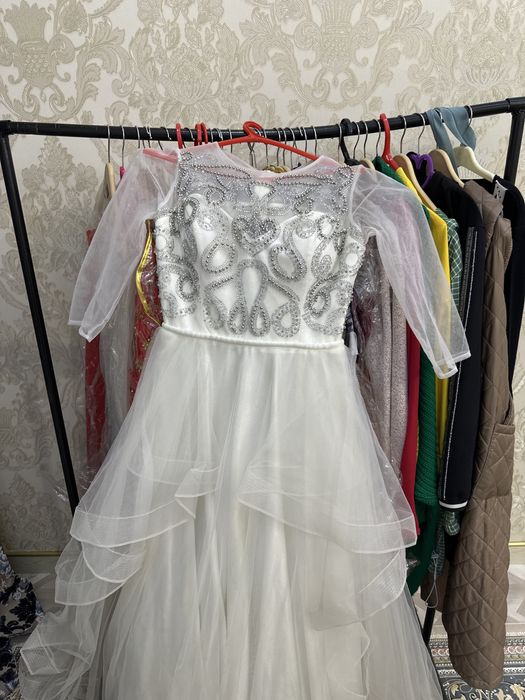 Продоётся белое вечернее платье