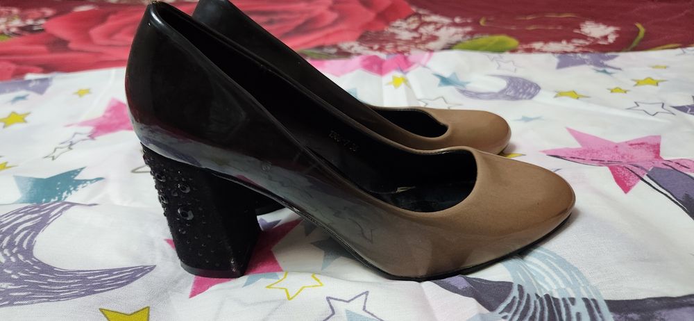 oyoq kiyimlar sotiladi