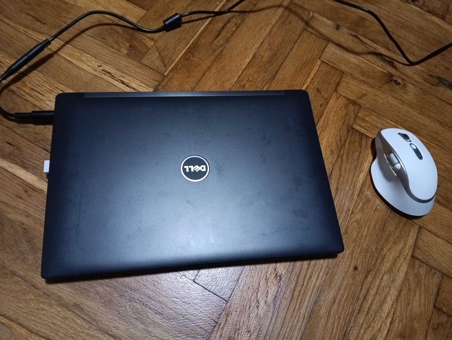 Продавам отличен Dell Latitude 7280 13" бизнес лаптоп с touch screen 8гб рам, 256гб ssd хард, i5 10th gen CPU, отлична батерия