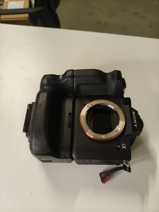 Sony Alpha A7M4 Body + Batterygrip