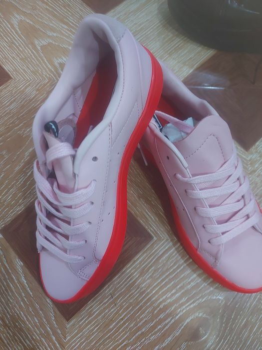 Кроссовки женские