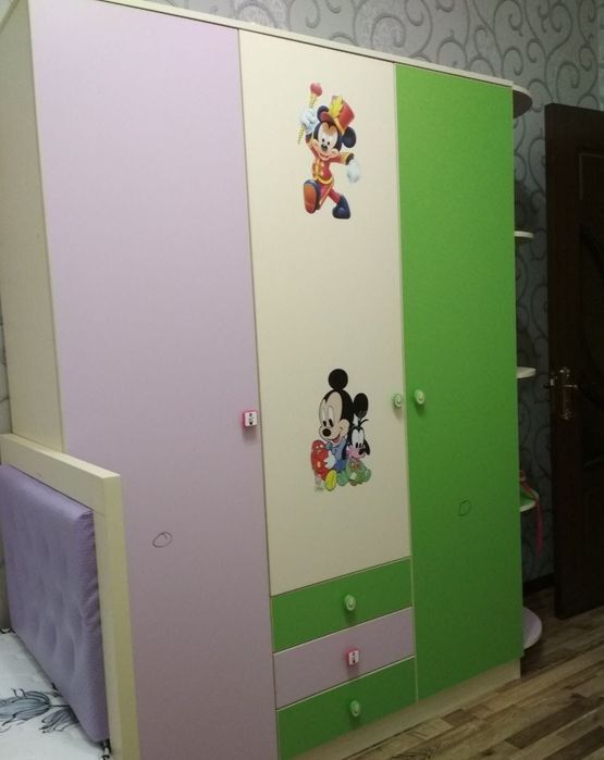 Продаются шкаф,3 кровати и 3 стола.