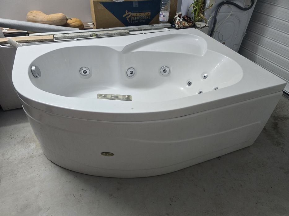 Ъглово едноместно джакузи