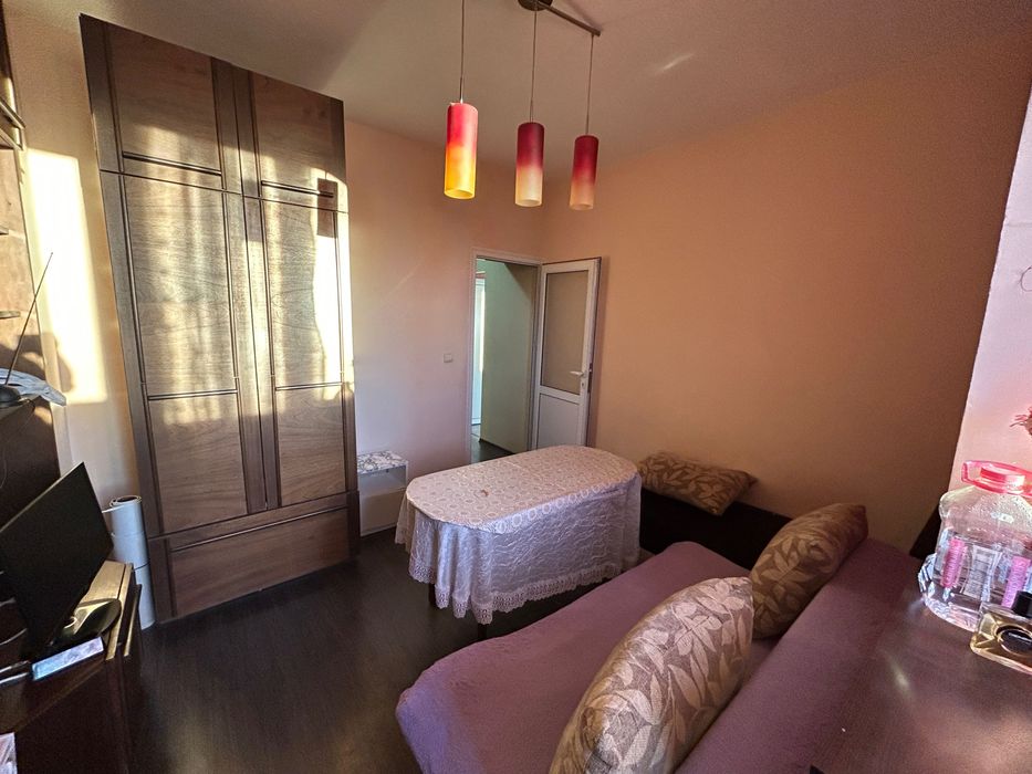 Обзаведеня южна гарсониера в Три чучура - Север