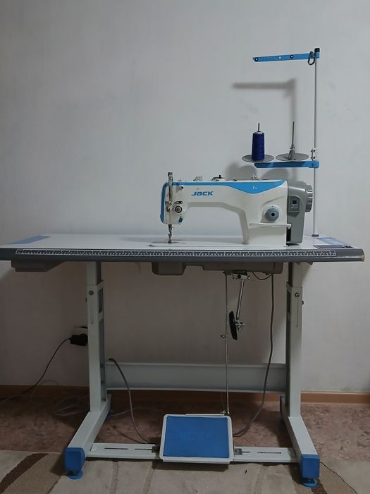 Продам швейную машину