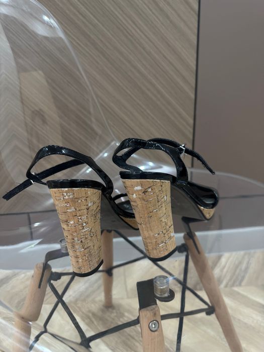 Летние туфли на высоких каблуках