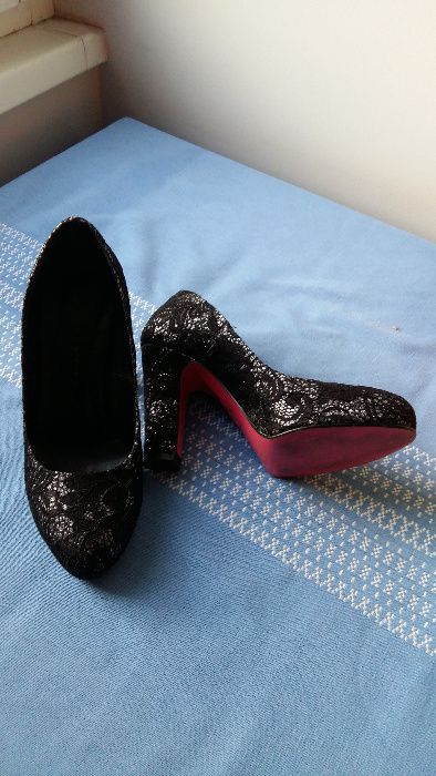 Продавам елегантни вечерни обувки