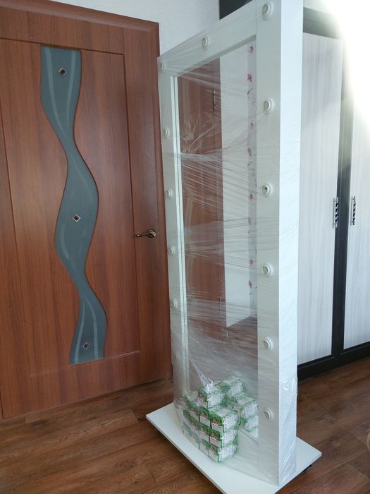 Зеркало с лампочками. Гримёрное зеркало.