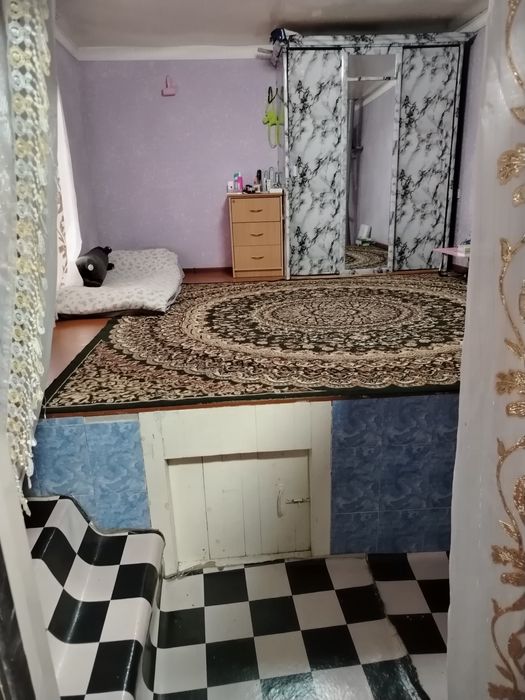 Hovli sotiladi 8 sutix