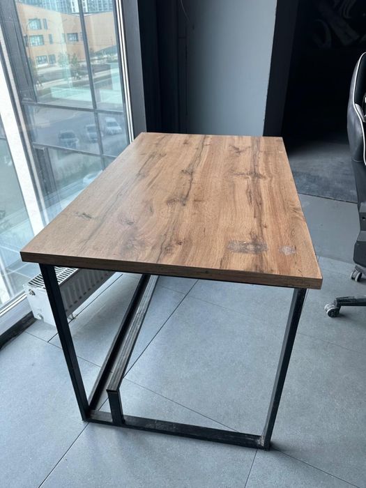 Кресло компьютерное и стол для компьютера