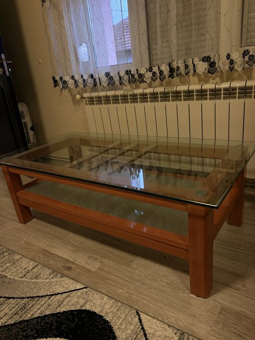 Холна маса със стъклен плот и дървена основа