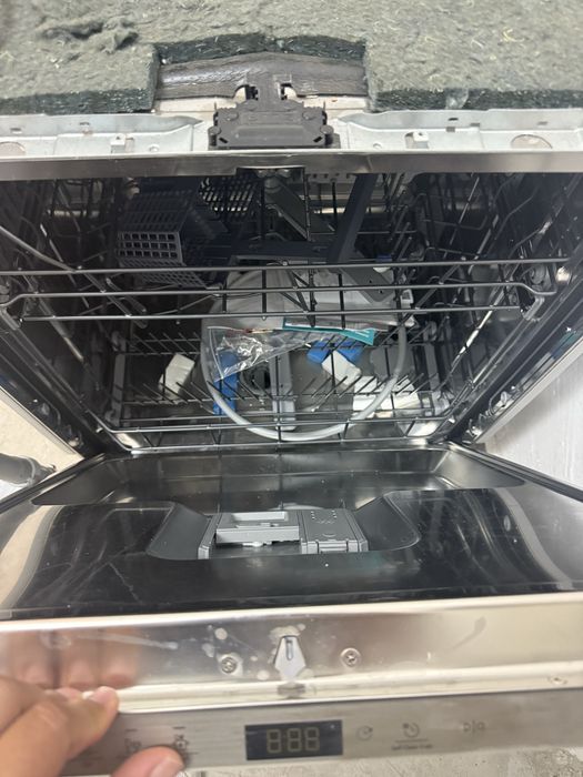 Продавам Съдомиялна за Вграждане Hisense 12 комплекта