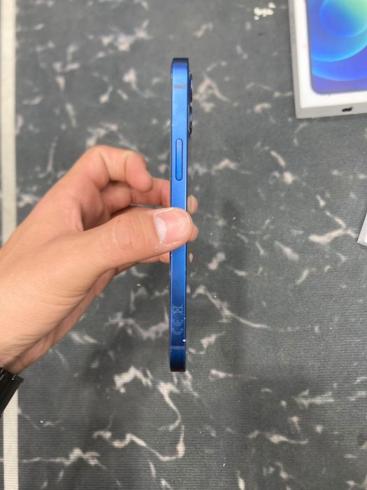 Продаю iphone 12 айфон