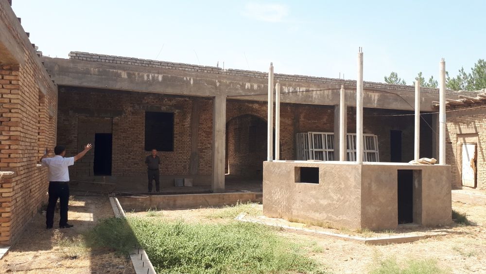 Еркургон бозори рупарасида ховли сотилади.