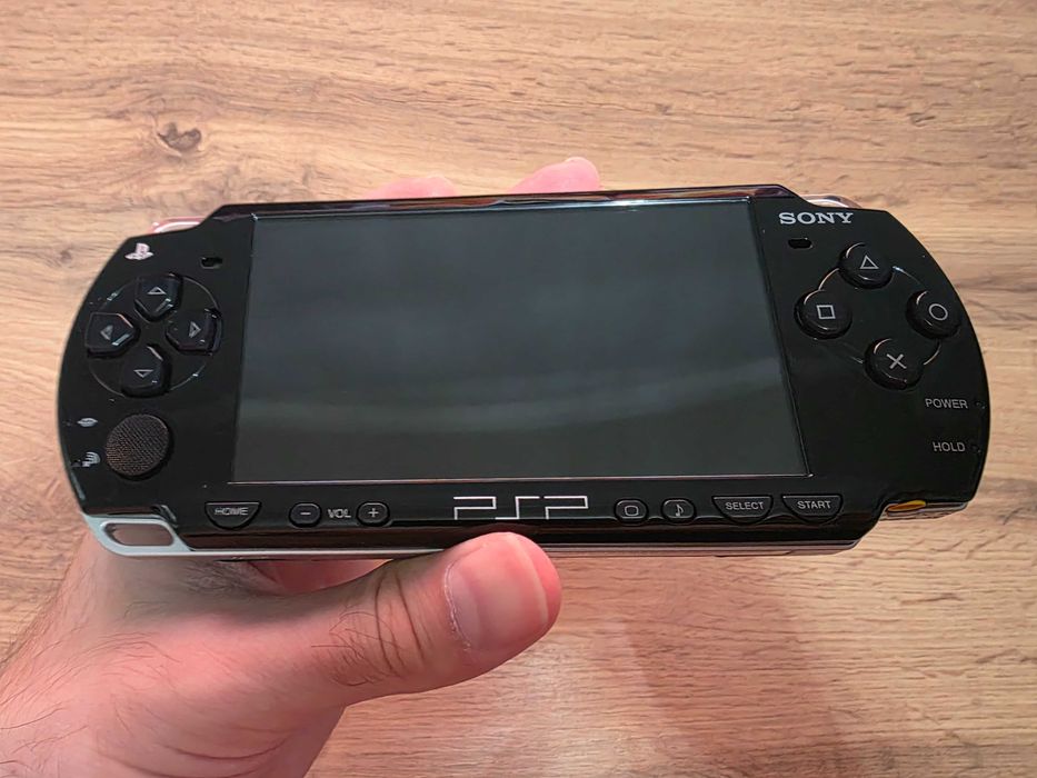 Продам новую PSP 2000 Piano Black