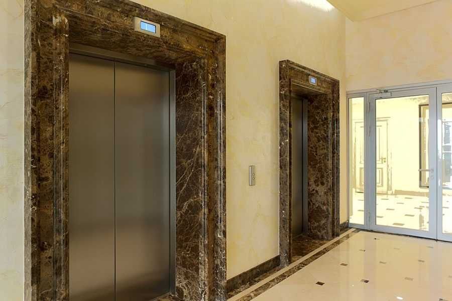 Облицовка лифтовых порталов искусственным мрамором.